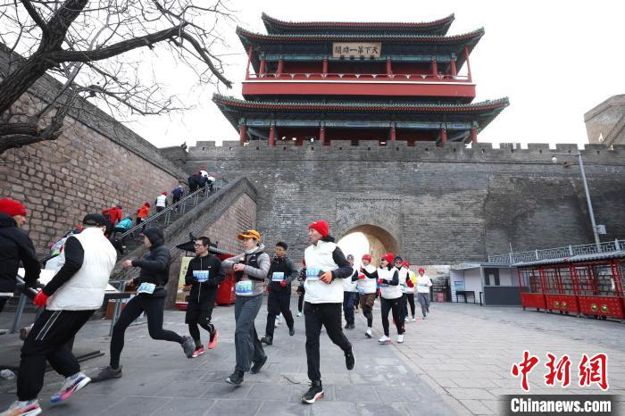 北京居庸关长城2000名登高挑战者迎新年，踏上征