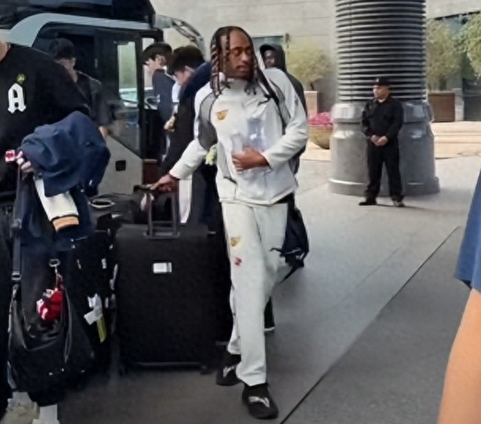 广东队遭上海队篮板碾压 全队大比分失利徐杰情