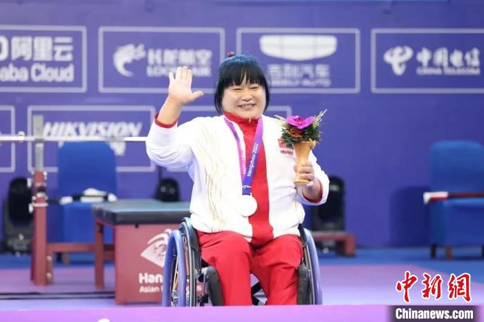 杭州亚残运会举重冠军徐立立刷新纪录夺冠