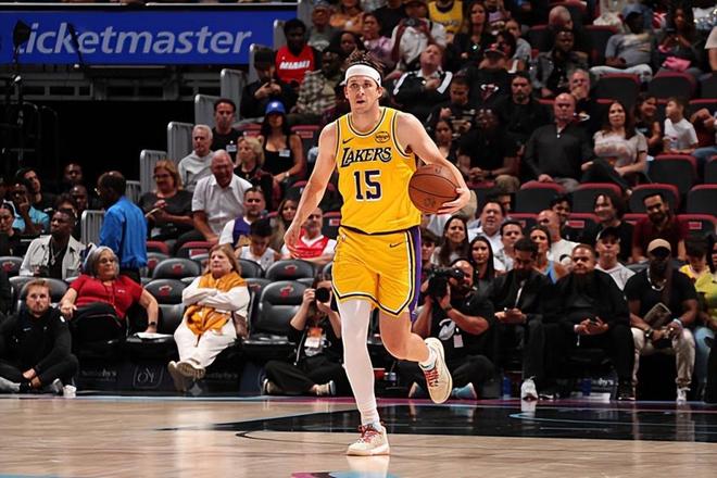 湖人8连胜击败热火 里夫斯状态起伏引关注