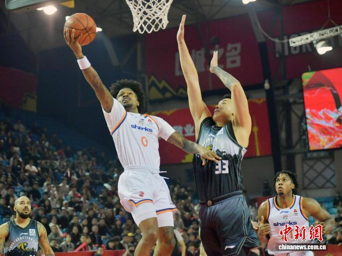 上海队客场大胜吉林队 14连胜稳居积分榜榜首