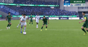 申花浙江队裁判组争议判罚尺度不一引热议