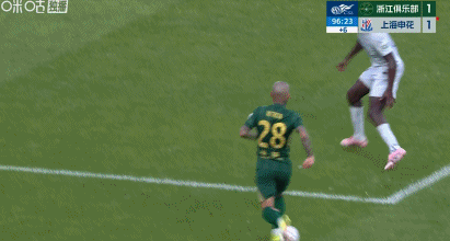 申花浙江队裁判组争议判罚尺度不一引热议