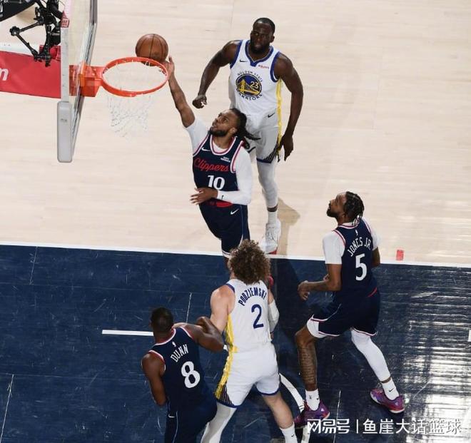 勇士逆转快船，库里关键三分助球队险胜