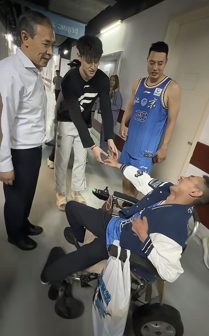 北京北汽主帅许利民接见贵州球迷小杰 赞扬其二